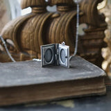 Collier pendentif vintage en forme de livre avec chat – Motif à pages tournantes
