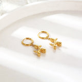 Boucles d'oreilles Huggie en or avec mini breloque chien ballon