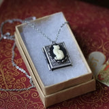 Collier pendentif vintage en forme de livre avec chat – Motif à pages tournantes