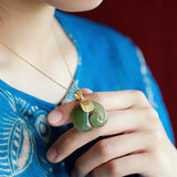 Collier pendentif éléphant en jade Hetian – chaîne plaquée or 18 carats pour femme