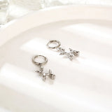 Boucles d'oreilles Huggie en or avec mini breloque chien ballon
