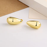 Boucles d'oreilles élégantes en or brillant en forme de goutte d'eau