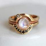 Bague vintage en or avec incrustations de cristaux blancs et noirs