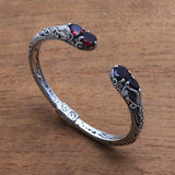 Bracelet vintage ouvert avec cristaux rouges