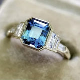 Bague vintage en verre bleu et zircone