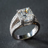 Bague vintage en argent avec zircone cubique brillante