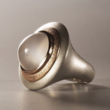 Bague vintage en argent incrustée de pierre de lune