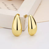 Boucles d'oreilles élégantes en or brillant en forme de goutte d'eau