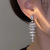 Boucles d'oreilles étincelantes en zircone en forme d'arbre de Noël
