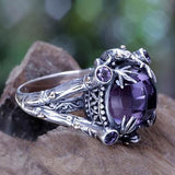 Bague vintage en argent incrustée d'une pierre violette