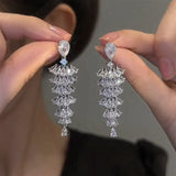 Boucles d'oreilles étincelantes en zircone en forme d'arbre de Noël