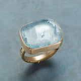 Bague vintage en or avec pierre incrustée bleue
