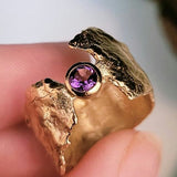 Bague vintage en or forgé avec zircone violette