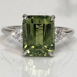 Bague vintage en argent avec cristal vert carré