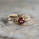 Bague vintage en or incrustée de cristal rouge
