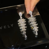 Boucles d'oreilles étincelantes en zircone en forme d'arbre de Noël