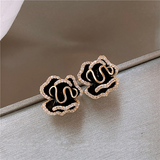 Élégantes boucles d'oreilles Black Lotus en or