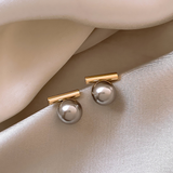 Élégantes boucles d'oreilles en or avec perles noires