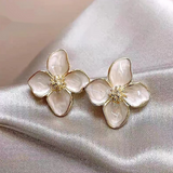 Boucles d'oreilles fleurs avec émail doré élégant