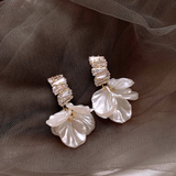 Élégantes boucles d'oreilles en forme de pétales dorés blancs