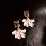 Boucles d'oreilles en perles avec pétales en or blanc