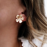 Boucles d'oreilles élégantes en forme de fleur dorée