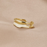 Élégante bague en or et émail blanc