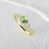 Élégante bague verte avec zircon