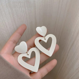 Boucles d'oreilles élégantes en forme de cœurs blancs creux
