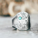 Bague vintage incrustée de pierre bleue