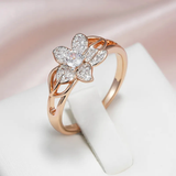 Bague élégante en forme de fleur brillante