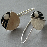 Boucles d'oreilles vintage arrondies incrustées d'opale blanche