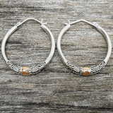 Boucles d'oreilles créoles vintage argentées à motifs sculptés