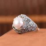 Bague vintage incrustée d'une fleur en perles