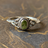 Bague vintage en argent avec pierre olive