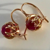 Boucles d'oreilles vintage en or avec pierres rouges brillantes