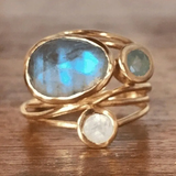 Bague vintage incrustée de pierre de lune bleue