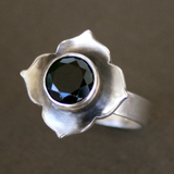 Bague vintage fleur en cristal foncé