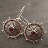 Boucles d'oreilles vintage en argent avec pierres incrustées rouges
