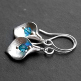 Boucles d'oreilles vintage incrustées de zircone bleue en forme de lotus