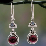 Boucles d'oreilles pendantes vintage en cristal rouge