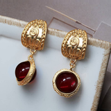 Boucles d'oreilles vintage en or avec incrustations de pierres rouges