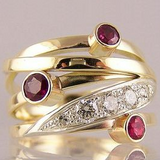 Bague vintage en or incrustée de cristaux rouges