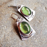 Boucles d'oreilles vintage en argent avec incrustations de verre vert