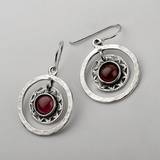 Boucles d'oreilles vintage avec pierre rouge en forme de cercle