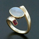 Bague vintage en or avec opale blanche et zircone rouge