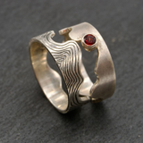 Bague vintage creuse ondulée avec zircone rouge