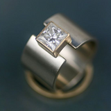 Bague vintage en argent foncé incrustée de zircone cubique