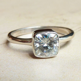 Bague vintage incrustée de verre blanc
