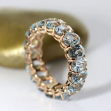 Bague vintage en or incrustée de verre bleu